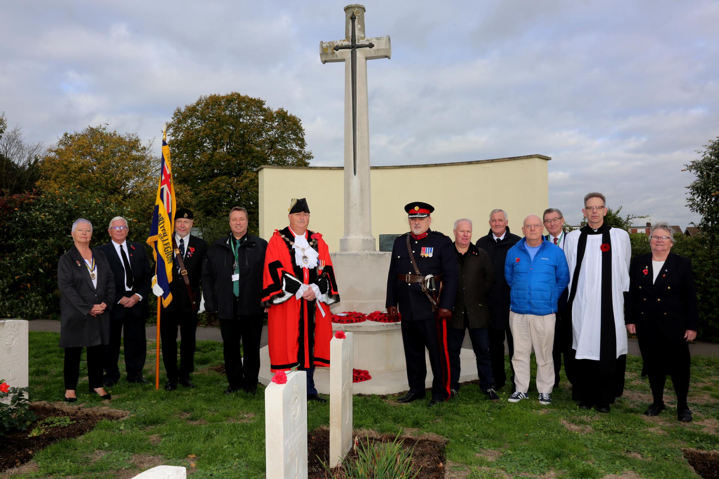 MAYOR AND LORD LEUITENTANT ALONG WITH COUNCILLORS AND MEMBERS OF THE BRITISH LEGION LAY WREATHS AT THE MEMORIAL IN HORNCHURCH CEMENTREY ON ARMIISTICE DAY 11/11/22
