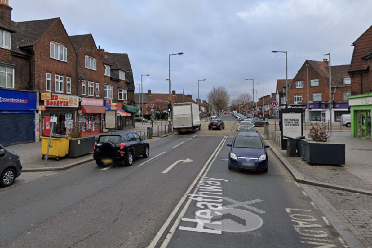Police forensics seen at Dagenham Heathway 'pistol incident' - Vimarsana News